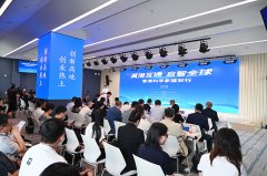 天人来人往好不热闹